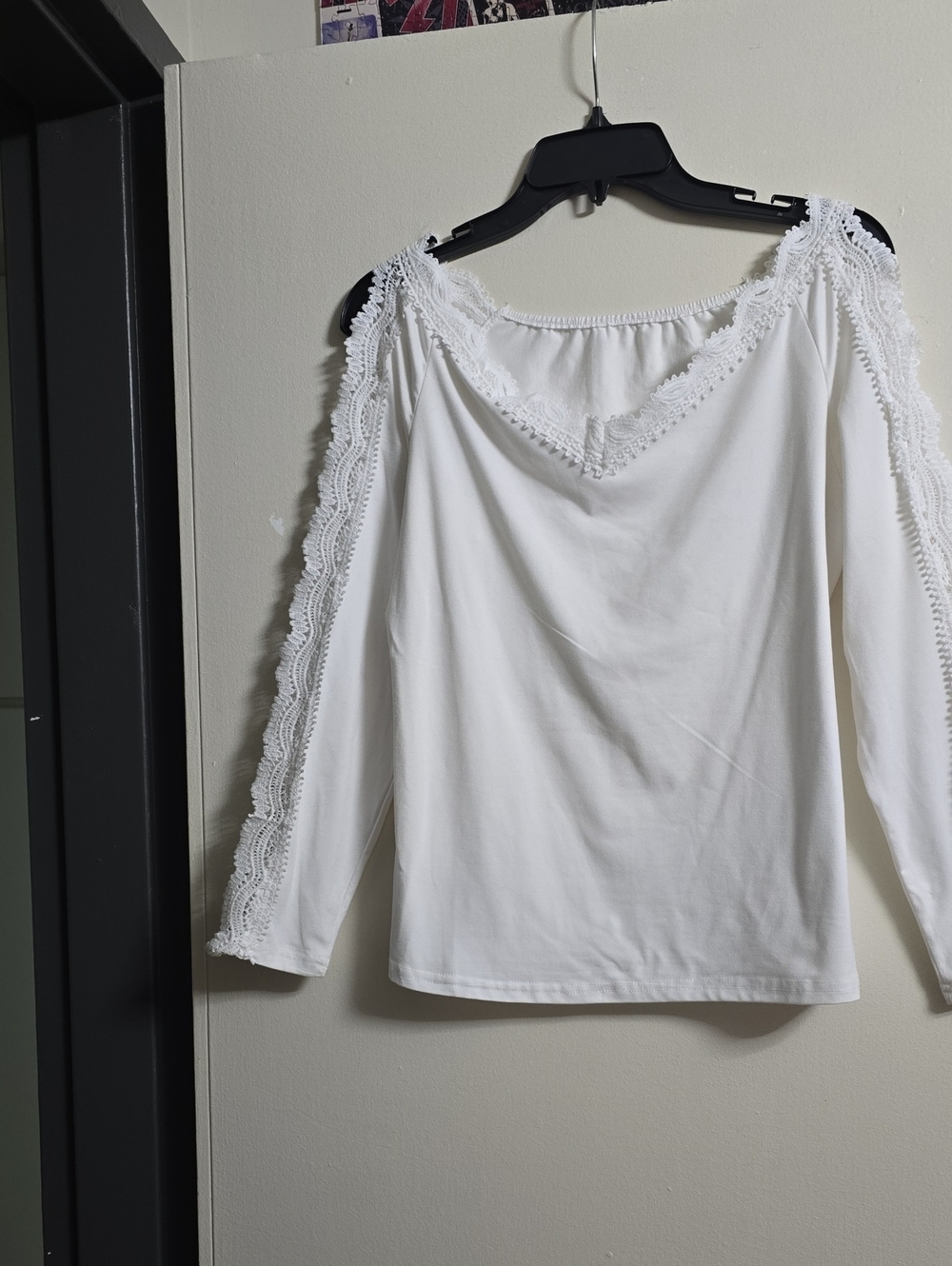 Never Worn. Women’s White Lace-Trim Cold-Shoulder Tunic Top